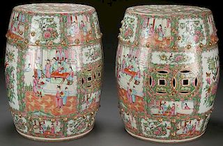 A PAIR OF CHINESE ROSE MEDALLION PORCELAIN GARDEN
