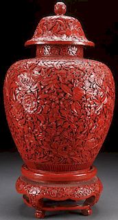A LARGE CHINESE LIDDED CINNABAR LACQUERED URN
