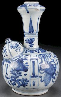 A CHINESE BLUE AND WHITE “KRAAK” PORCELAIN KENDI