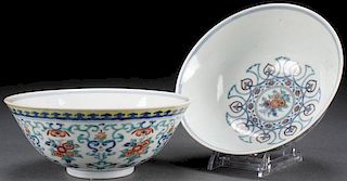 A GOOD PAIR OF CHINESE DUCAI PORCELAIN BOWLS