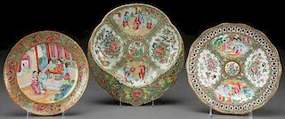 A THREE PIECE GROUP OF CHINESE ROSE MEDALLION