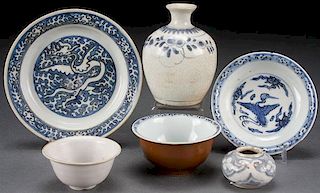 A SIX PIECE GROUP OF CHINESE BLUE AND WHITE