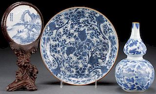 A THREE PIECE GROUP OF CHINESE BLUE/WHITE