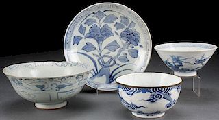 A FOUR PIECE GROUP OF CHINESE BLUE/WHITE CERAMIC
