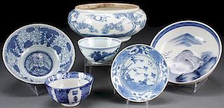 A SIX PIECE GROUP OF CHINESE BLUE/WHITE DECORATED