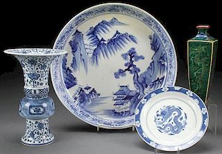 A FOUR PIECE GROUP OF CHINESE DECORATED PORCELAIN