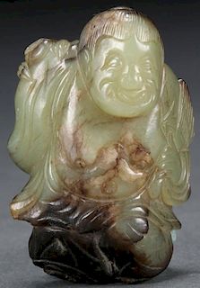 A CHINESE CARVED JADE FIGURAL PENDANT, 19TH/20TH