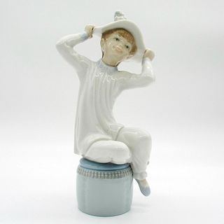 Lladro Porcelain Figurine, Girl with Bonnet 1001147