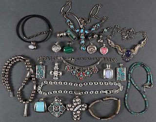 A COLLECTION OF STERLING SILVER JEWELRY INCLUDING