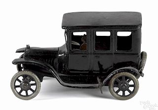 Bing tin lithograph wind-up limousine with a driver, 6 1/2'' l.