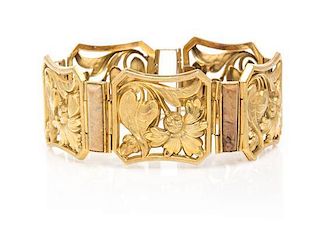 An Art Nouveau Yellow Gold and Agate Bracelet, 17.90 dwts.