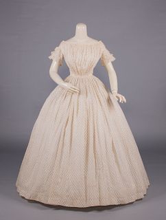 PRINTED COTTON DAY DRESS WITH DETACHABLE SLEEVES, c. 1840