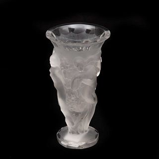 FLORERO. SXX. Elaborado en cristal opaco, tipo Lalique. Decorado con figuras de bacantes en relieve. Detalles de conservación