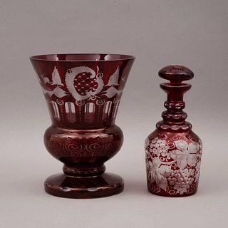 JARRÓN Y LICORERA. ALEMANIA,Ca. 1900. Elaborados en cristal de plomo, tipo RUBY GLASS. Decoraciones frutales, vegetales, orgánicas.