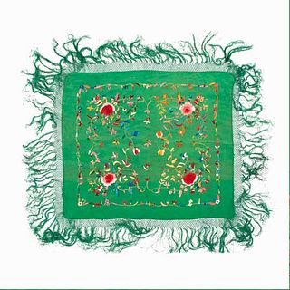 MANTÓN DE MANILA. SXX. Elaborado en textil ensedado color verde. Decoración con bordados. 74 x 74 cm