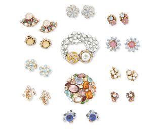 A large groupof vintage jewelry