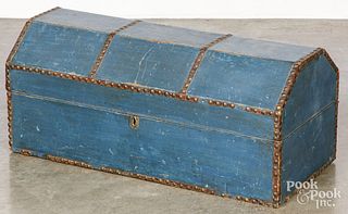 New England painted pine trunk, 19th c.