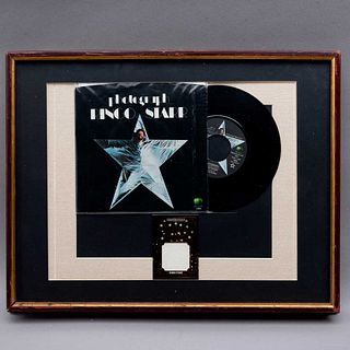 Reliquia y disco de Ringo Starr. Siglo XX. Consta de: disco de vinilo "Photograph", y reliquia: trozo de camisa usada por él. Enmarcado
