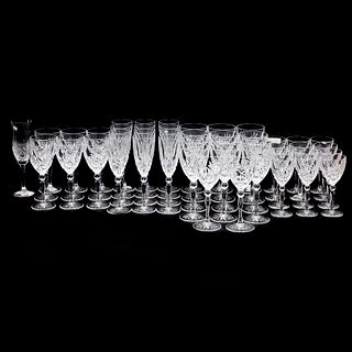 JUEGO DE COPAS. SXX. Elaboradas en vidrio transparente. Decoradas con diseños vegetales. Consta de: 14 copas para agua, 9 copas para vi