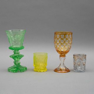 LOTE DE COPAS Y VASOS. SXX. Elaboradas en vidrio prensado y cristal de plomo. Consta de: copa en color verde, copa en color.