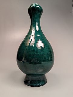 Qing-Style Green Monochrome Porcelain "Garlic-Bulb" Vase