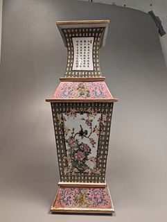 Fine Qianlong-Style Enameled Porcelain Vase