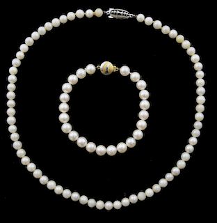 Cultured pearl necklace and a cultured pearl bracelet with a 9ct gold clasp.