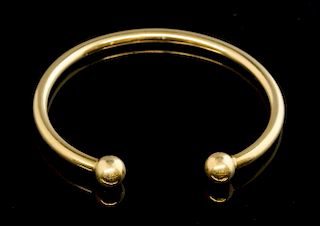 Gold bangle with ball ends, 9 ct, internal diameter 17.4 cm