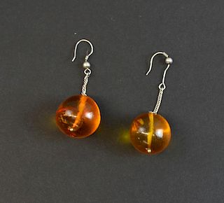 A pair of amber drop earrings, on silver wire fitting, 22 mm