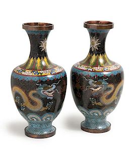 Cloisonnü-Vasenpaar. Drachenvasen mit reichem De