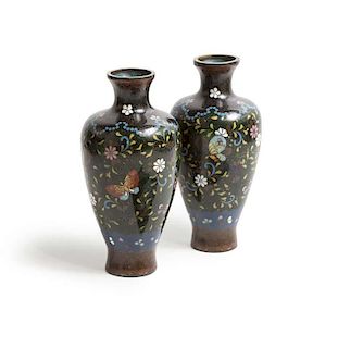 Cloisonnü-Vasenpaar in Balusterform. Der Hals mi