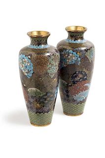 Cloisonnü-Vasenpaar. Kyoto Jippo mit Blüten-, Sc