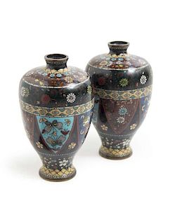 Cloisonnü-Vasenpaar mit floralem Dekor auf milch