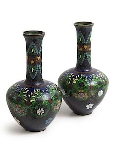 Cloisonnü-Vasenpaar. Wolkengrund und Punktbordür