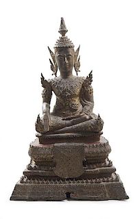 Buddha im Rattanakosin-Stil. Im Prinzengewand au