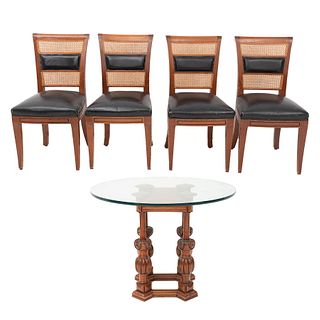 ANTECOMEDOR. SXX. Elaborado en madera. Consta de: Mesa con cubierta circular de vidrio, fustes compuestos y 4 sillas con bejuco.