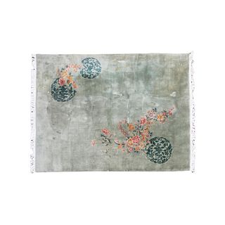 TAPETE. CHINA, SXX. Elaborado en fibras de lana y algodón. Decorado con elementos florales y vegetales sobre fondo verde. 293 x 238 cm