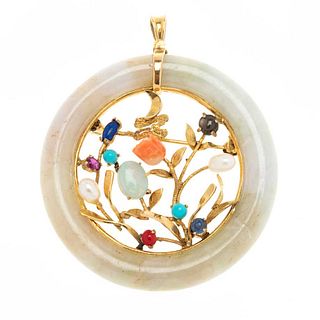 Pendiente de aro con jadeita en oro amarillo de 14k. Diseño floral con perlas, coral, ópalo zafiro, turquesa y lapislázuli. Peso...