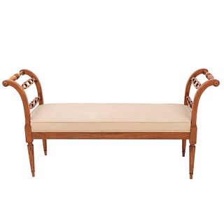 BANCA. SXX. Elaborada en madera. Con asiento acojinado y soportes tipo carrete. Decorada con elementos calados, orgánicos.