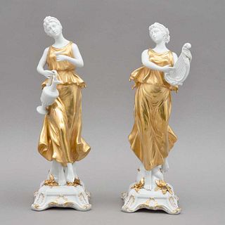 PAR DE MUSAS ITALIA, SIGLO XX Elaboradas en porcelana Decoradas con esmalte dorado y acabado brillante Detalles de conservac...