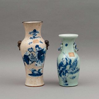LOTE DE JARRONES CHINA SIGLO XX Elaborados en porcelana Con sinograma inferior Diseños orgánicos Decorados con escenas o...