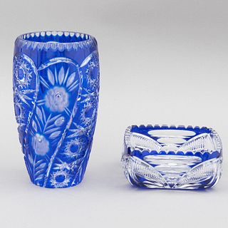 FLORERO Y CENICERO CHECOSLOVAQUIA SIGLO XX Elaborados en cristal de Bohemia Color azul Diseños florales y orgánicos 25 c...