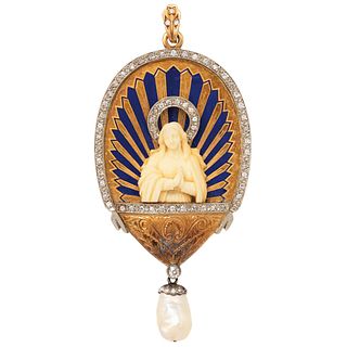 PENDIENTE. SIGLO XX. Imagen de la Virgen María elaborada en hueso. Medallón esmaltado con diamantes corte antiguo montados en oro.