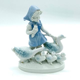 Gerold Porzellan Figurine, Girl with Geese