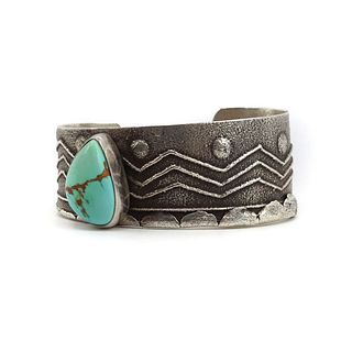 NO RESERVE - Anthony Lovato - Santo Domingo (Kewa) Pilot Mountain Turquoise and Silver Tufacast Bracelet with Raindrop and Lightning Design, size 6.62