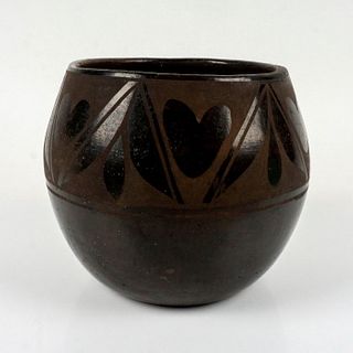 Rafaelita Aguilar (Kewa b. 1936) Blackware Pottery Vase