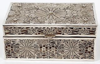 A CHINESE EXPORT SILVER FILIGREE BOX