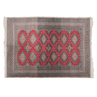 TAPETE. ORIGEN PERSA, SXX. Estilo BOKHARA. Elaborado en fibras de lana y algodón. Decorado con motivos geométricos. 172 x 123 cm