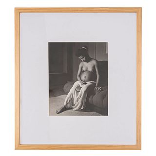Álvarez Bravo, LOLA. Maternidad, 1960 (Julia López). Plata sobre gelatina, 25.4 x 20.8 cm. Sin firma. Enmarcada.