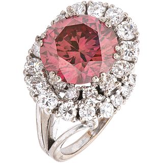 ANILLO CON DIAMANTE FANCY CERTIFICADO GIA Y DIAMANTES EN ORO AL PALADIO. Un diamante tratado Fancy Deep Pink corte brillante ~6.26 ct